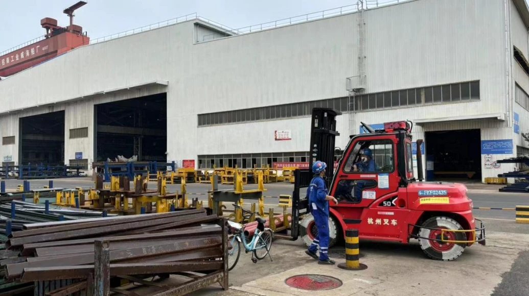 制造业现场作业配图