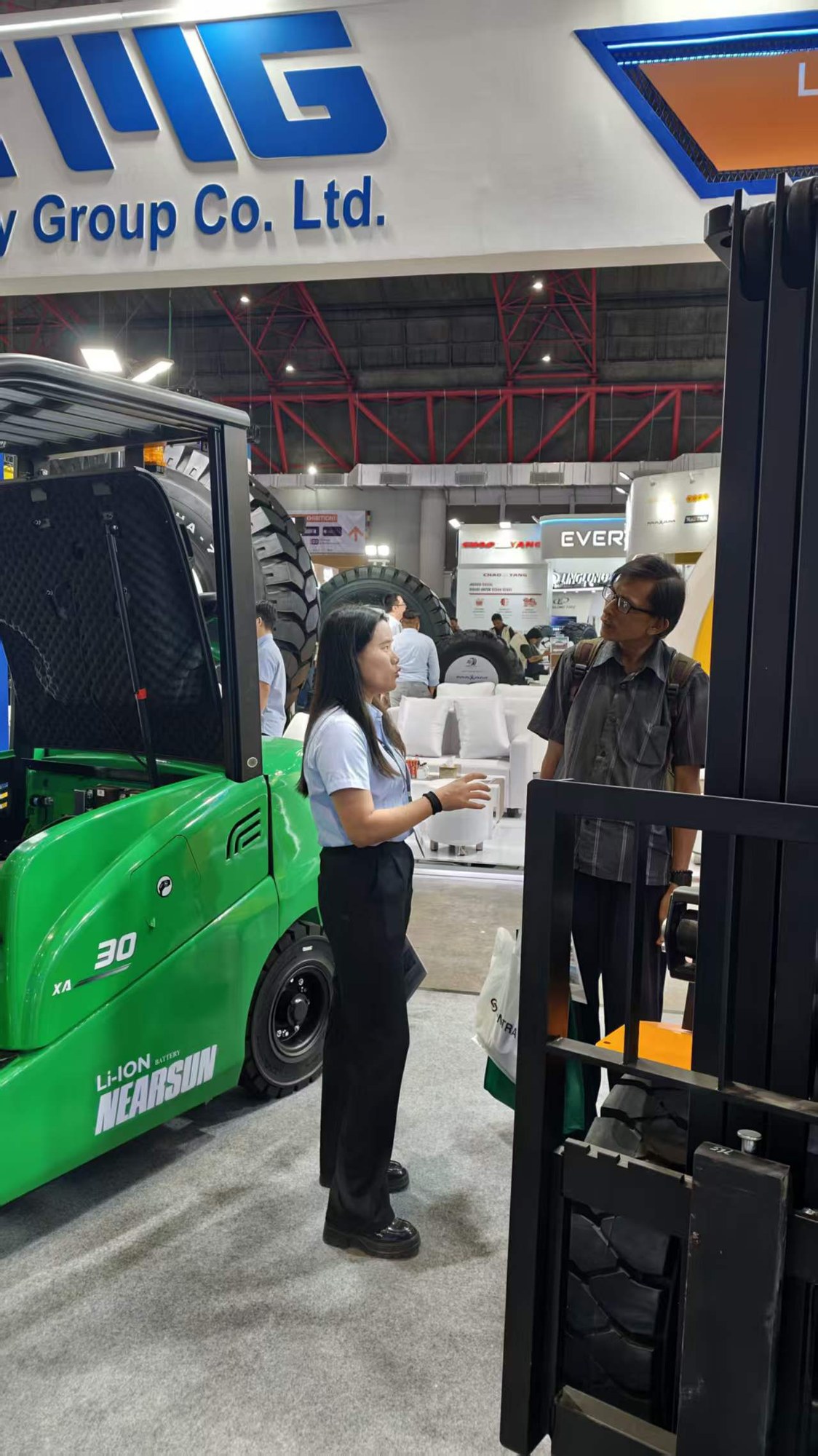 NEARSUN 雅加达展会现场叉车设备展示